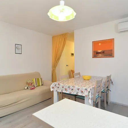 Chiara 877 Apartment *